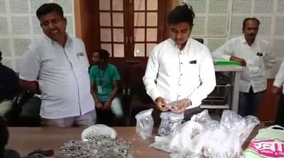 डिपॉझिट भरण्यासाठी 10 हजारांची चिल्लर आणली, मोजेपर्यंत अर्ज भरण्याची वेळ संपली