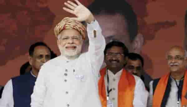 मोदींच्या बालेकिल्ल्यात काँग्रेस उमेदवाराचा अर्ज भरण्यासाठी भाजप कार्यकर्त्यांचीही उपस्थिती?