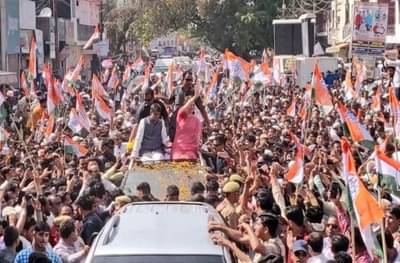 प्रियांका गांधींच्या रोड शो दरम्यान मोदींच्या नावाची घोषणाबाजी