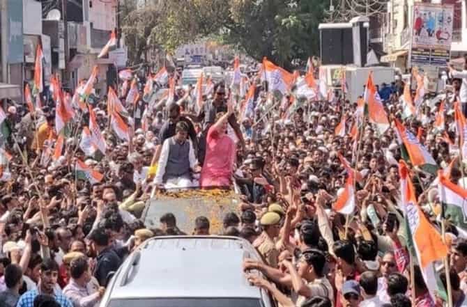 प्रियांका गांधींच्या रोड शो दरम्यान मोदींच्या नावाची घोषणाबाजी