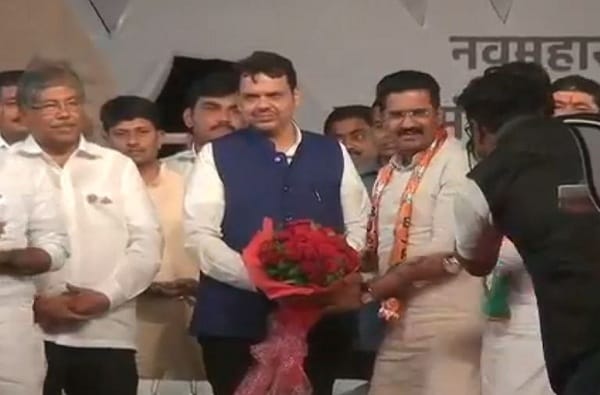 सुप्रिया सुळेंना धक्का, राष्ट्रवादीच्या बारामतीच्या निरीक्षकाचाच भाजपात प्रवेश सुप्रिया सुळेंना धक्का, राष्ट्रवादीच्या बारामतीच्या निरीक्षकाचाच भाजपात प्रवेश