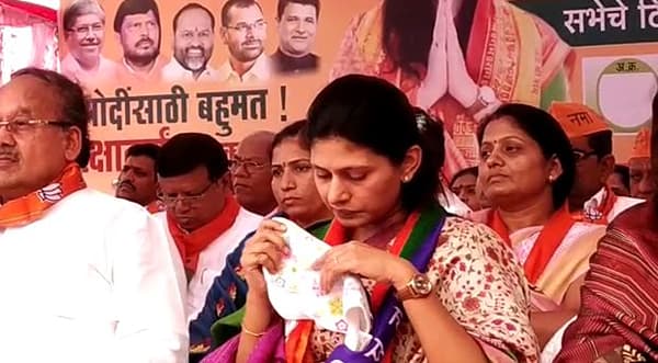 एकनाथ खडसे उपचारासाठी मुंबईत, सभेत एकट्या पडलेल्या रक्षा खडसेंना अश्रू अनावर