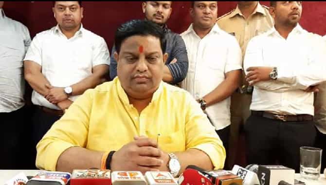 बंडखोरी करणाऱ्या शिवसेना पदाधिकाऱ्याची पदावरुन हकालपट्टी
