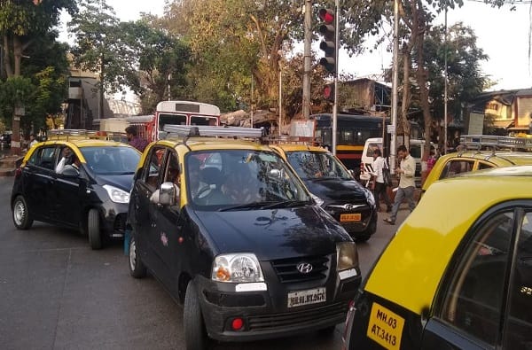 टॅक्सीत प्रवाशी आहेत की नाही हे बाहेरुनच कळणार, परदेशाप्रमाणे मुंबईतही वाहनांवर दिवे लागणार! टॅक्सीत प्रवाशी आहेत की नाही हे बाहेरुनच कळणार, परदेशाप्रमाणे मुंबईतही वाहनांवर दिवे लागणार!