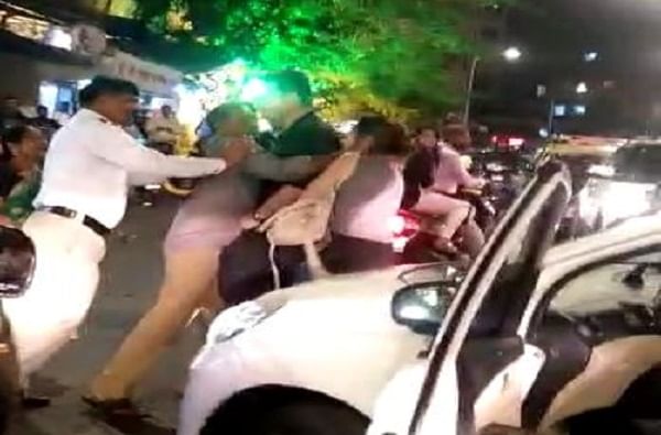 VIDEO : मुजोर वाहन चालकाची ट्रॅफिक पोलिसाला मारहाण