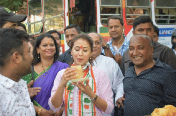 मतांसाठी काय पण, उर्मिलाने चाखली वडापावची चव
