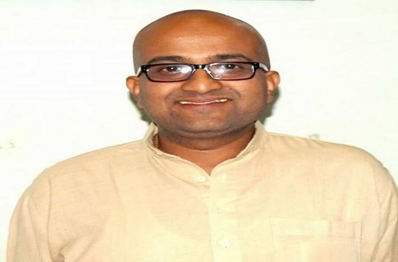 नाटकाचा प्रयोग सुरु असताना वैभव मांगले स्टेजवर कोसळले, प्रकृती स्थिर