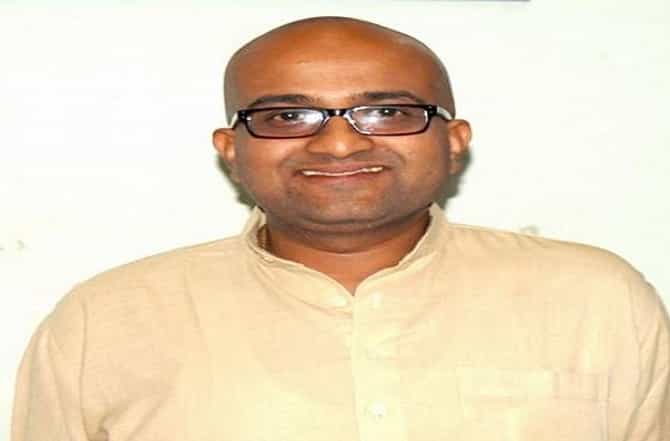नाटकाचा प्रयोग सुरु असताना वैभव मांगले स्टेजवर कोसळले, प्रकृती स्थिर