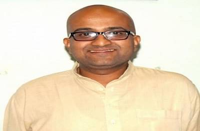 नाटकाचा प्रयोग सुरु असताना वैभव मांगले स्टेजवर कोसळले, प्रकृती स्थिर