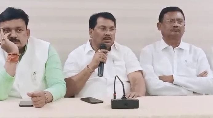 शासकीय मदतीसाठी मुली लैंगिक छळाचे गुन्हे दाखल करतात, काँग्रेस नेते बरळले शासकीय मदतीसाठी मुली लैंगिक छळाचे गुन्हे दाखल करतात, काँग्रेस नेते बरळले