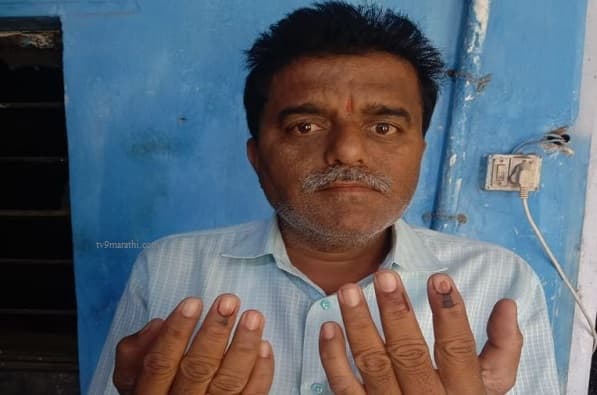 हिंगोलीत अजब प्रकार, मतदाराच्या तीन बोटांना शाई लावल्याने संशय