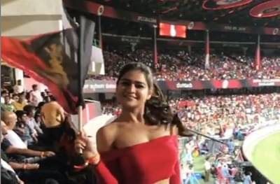 बंगळुरुच्या विजयापेक्षा या तरुणीचीच चर्चा