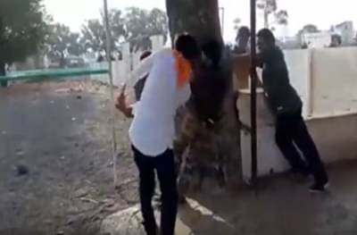 गोमांसाच्या संशयावरुन झाडाला बांधून बेदम मारहाण