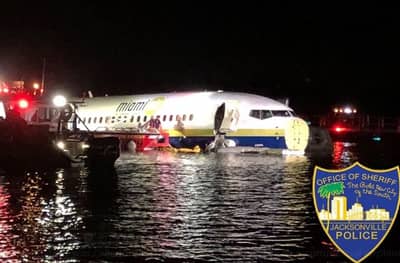 अमेरिकेत 136 प्रवाशांसह विमान नदीत कोसळलं