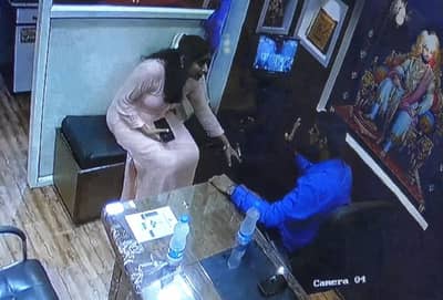 बलात्काराच्या गुन्ह्यात अडकवेन, तरुणीची भाजप नगरसेवकाला धमकी