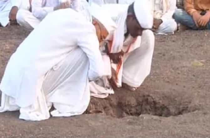 Bhendwal Bhavishyavani : पाऊस भरपूर पण पीक साधारण, राजा कायम पण ताण वाढेल, भेंडवळची भविष्यवाणी
