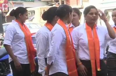 दिग्विजय सिहांच्या प्रचार रॅलीत पोलिसांच्या गळ्यात भगवं उपरणं