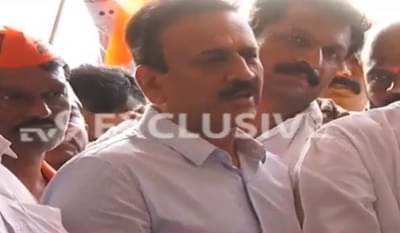 मुख्यमंत्र्यांशी चर्चा, महाजन आझाद मैदानात, तरीही मराठा आंदोलक ठाम