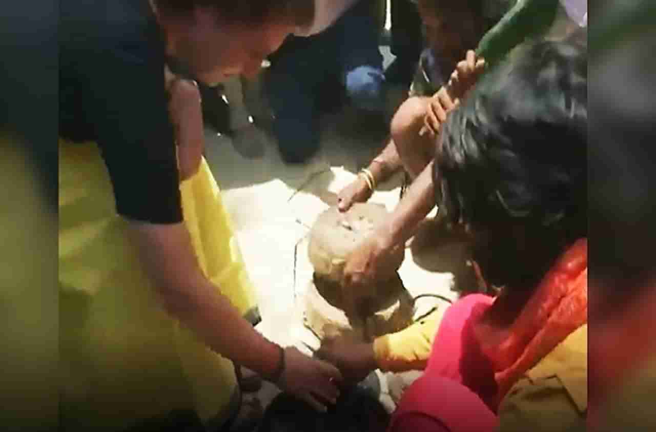 VIDEO : प्रियांका गांधींनी कोब्रा पकडला