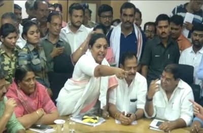 काँग्रेस आमदार यशोमती ठाकूर यांचा रुद्रावतार, जलसंपदा अधिकाऱ्याला इंग्रजीत झापलं!