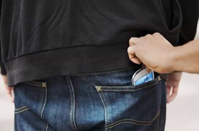 15000 पगार, दोन वीक ऑफ, काम मोबाईल चोरण्याचं!