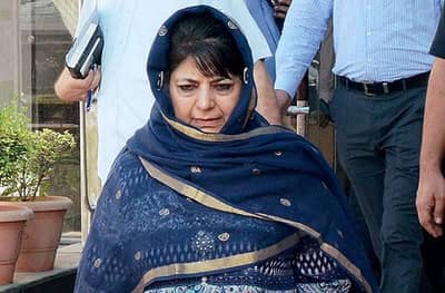 गरिबांना खायला अन्न नाही, पण हे त्यांना जम्मू काश्मीरमध्ये जमीन खरेदी करायला सांगतात : मेहबुबा मुफ्ती