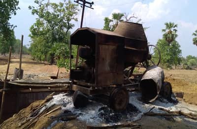 गडचिरोलीत नक्षलवाद्यांनी 15 दिवसात 42 वाहने जाळली