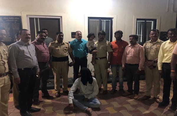 पुण्यात तीन वर्षीय चिमुकलीचं अपहरण, काही तासात आरोपीच्या मुसक्या आवळल्या पुण्यात तीन वर्षीय चिमुकलीचं अपहरण, काही तासात आरोपीच्या मुसक्या आवळल्या
