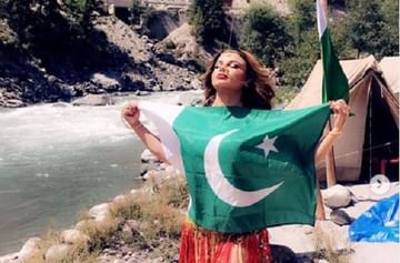राखी सावंतचा पाकिस्तानी ध्वजासोबतचा फोटो व्हायरल