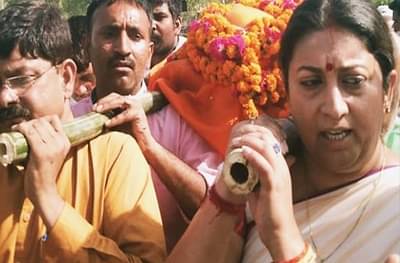 भाजप कार्यकर्त्याची हत्या, पार्थिवाला स्मृती इराणींचा खांदा