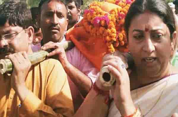 भाजप कार्यकर्त्याची हत्या, पार्थिवाला स्मृती इराणींचा खांदा