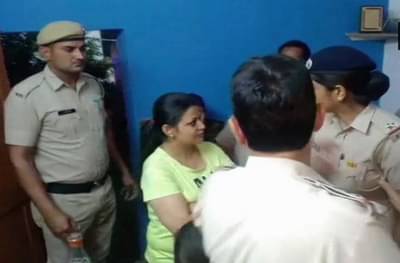 नवज्योतसिंह सिद्धूवर महिलेने चप्पल भिरकावली