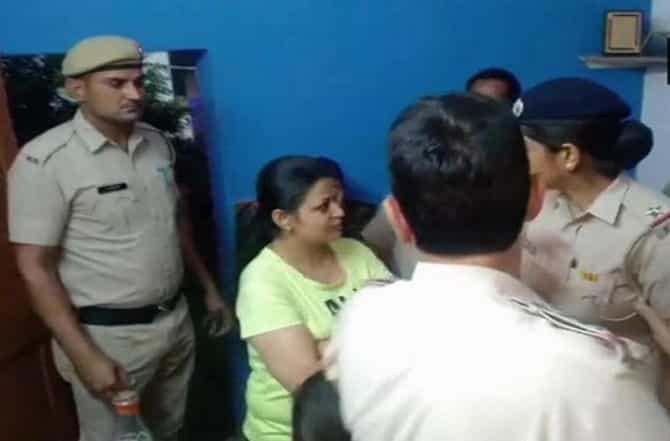 नवज्योतसिंह सिद्धूवर महिलेने चप्पल भिरकावली