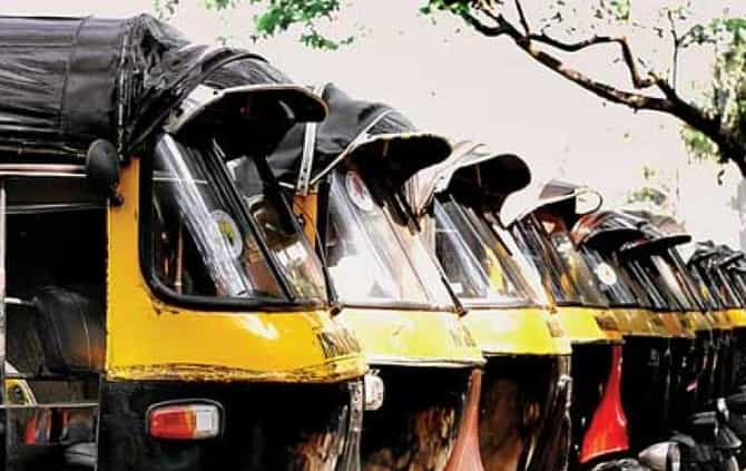 मुंबईत जवळचं भाडं नाकारणाऱ्या 2600 रिक्षा चालकांचा परवाना जप्त
