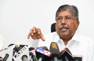 कोल्हापुरात भगवा फडकला, बाळासाहेब असायला हवे होते : चंद्रकांत पाटील