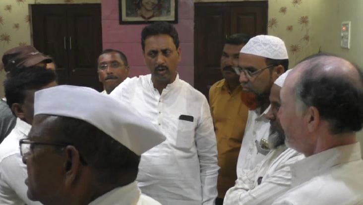 काँग्रेसच्या आजी-माजी आमदारांचाही दुष्काळ दौरा, बुलडाण्यातून सुरुवात काँग्रेसच्या आजी-माजी आमदारांचाही दुष्काळ दौरा, बुलडाण्यातून सुरुवात