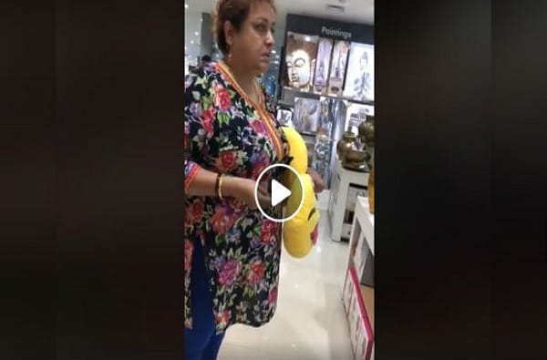 VIDEO : तोकडे कपडे घालणाऱ्यांवर बलात्कार करा, महिलेची तरुणींशी हुज्जत VIDEO : तोकडे कपडे घालणाऱ्यांवर बलात्कार करा, महिलेची तरुणींशी हुज्जत