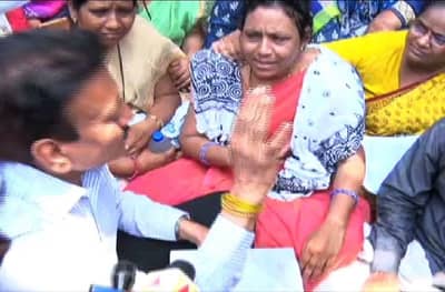 Payal Tadvi suicide case : कुटुंबीय म्हणाले ही तर हत्या, महाजन म्हणाले दोषींना सोडणार नाही!