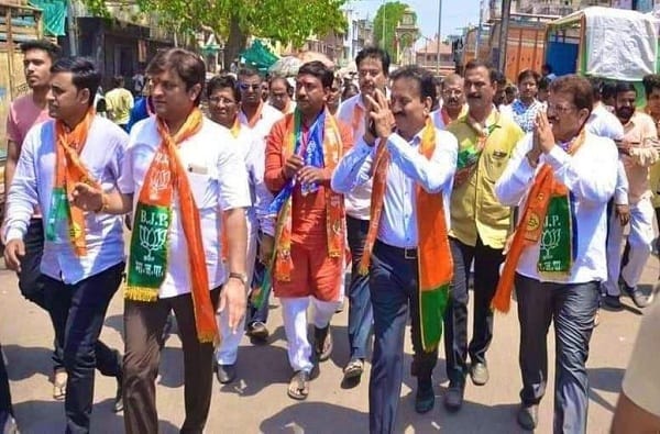 संकटमोचक गिरीश महाजन पुन्हा हिरो, उत्तर महाराष्ट्रात लाखोंच्या फरकाने क्लीन स्विप संकटमोचक गिरीश महाजन पुन्हा हिरो, उत्तर महाराष्ट्रात लाखोंच्या फरकाने क्लीन स्विप