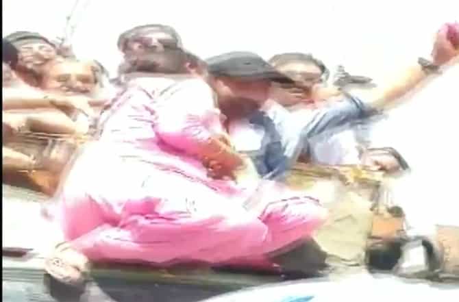 VIDEO : रोड शो दरम्यान गाडीवर चढून महिलेचा सनी देओलला किस!