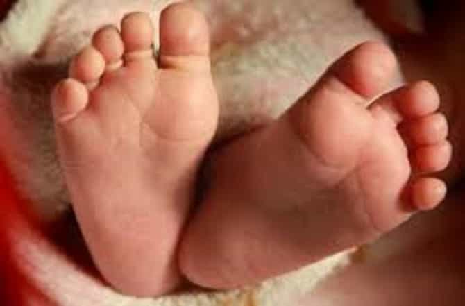 शौचाल्याच्या टाकीचे झाकण उघडे, खेळण्यासाठी गेलेल्या चार वर्षीय मुलीचा दुर्दैवी मृत्यू