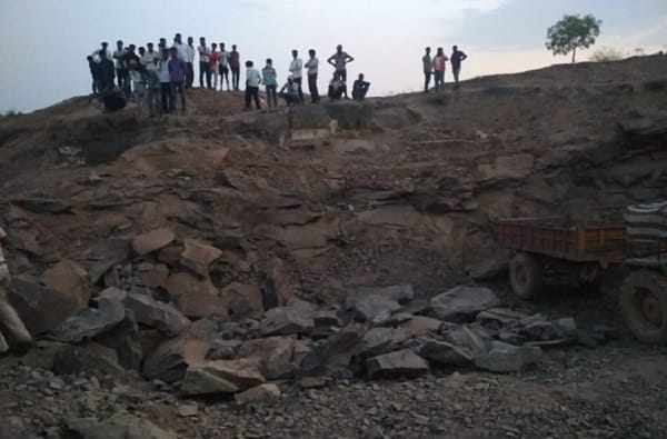 जालन्यात जिलेटीन स्फोट, दोन चिमुकले 10 फूट हवेत उडाले जालन्यात जिलेटीन स्फोट, दोन चिमुकले 10 फूट हवेत उडाले