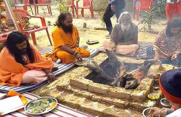 दिग्विजय सिंग यांच्या विजयाची भविष्यवाणी सांगणारा बाबा निकालानंतर गायब