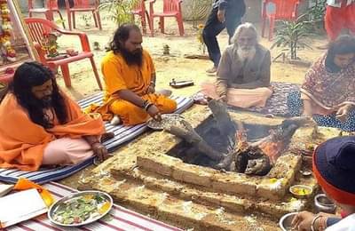 दिग्विजय सिंग यांच्या विजयाची भविष्यवाणी सांगणारा बाबा निकालानंतर गायब