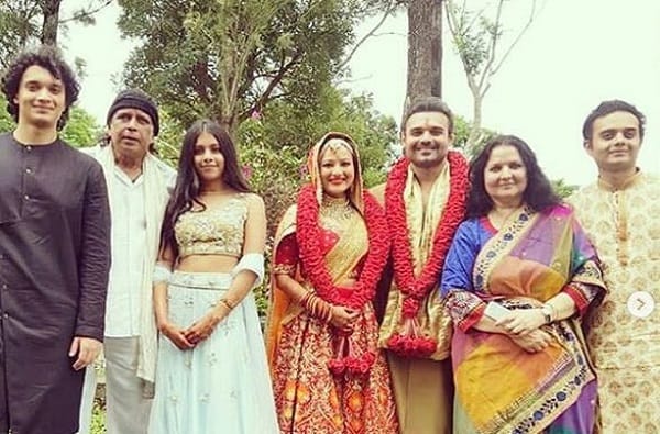 मिथुन चक्रवर्तीला त्यांची मुलं 'पप्पा' म्हणत नाहीत, कारण... मिथुन चक्रवर्तीला त्यांची मुलं 'पप्पा' म्हणत नाहीत, कारण...