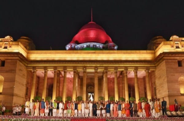 मोदींच्या मंत्रिमंडळात 90 टक्के कोट्यधीश मंत्री मोदींच्या मंत्रिमंडळात 90 टक्के कोट्यधीश मंत्री