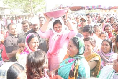 भरउन्हात डोक्यावर टोपलं, दुष्काळ दौऱ्यात पंकजा मुंडेंचं श्रमदान