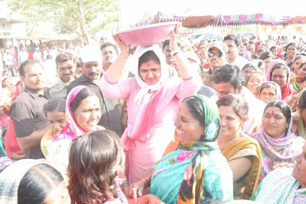 भरउन्हात डोक्यावर टोपलं, दुष्काळ दौऱ्यात पंकजा मुंडेंचं श्रमदान