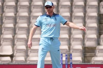 खेळाडूला दुखापत झाली, इंग्लंडचे प्रशिक्षकच क्षेत्ररक्षणासाठी उतरले