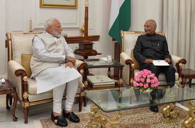 पंतप्रधान मोदींचा राजीनामा राष्ट्रपतींकडे सुपूर्द